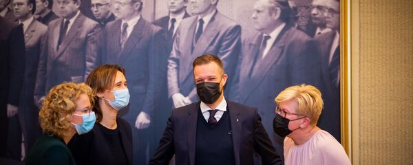 Аушрине Армонайте,  Ингрида Шимоните, Габриэлис Ландсбергис, Виктория Чмилите на подписании коалиционного соглашения  - Sputnik Литва