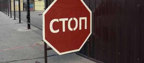 Знак остановки на контрольном пункте въезда-выезда (КПВВ) Станица Луганская - Sputnik Литва