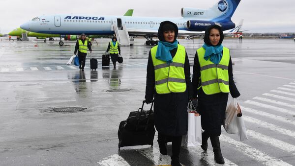 Бортпроводницы самолета Ту-154 авиакомпании Алроса после посадки в аэропорту Толмачево в Новосибирске - Sputnik Lietuva