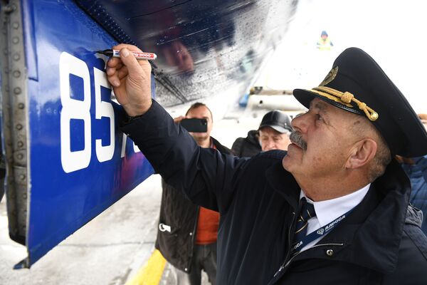 Пилот самолета Ту-154 авиакомпании Алроса Александр Лешкевич оставляет автограф на створке шасси - Sputnik Lietuva