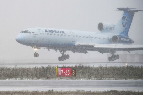 Самолет Ту-154 авиакомпании Алроса во время посадки в аэропорту Толмачево в Новосибирске - Sputnik Lietuva