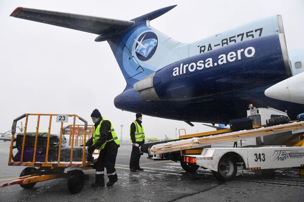 Работники аэропорта у самолета Ту-154 авиакомпании Алроса после посадки в аэропорту Толмачево в Новосибирске - Sputnik Lietuva