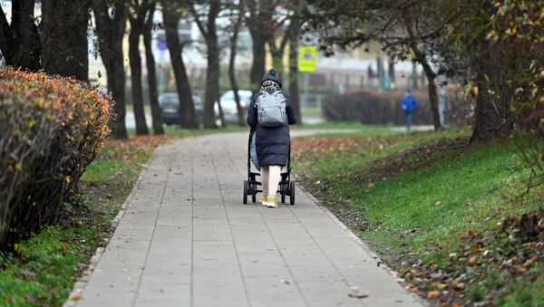 Женщина с ребенком в коляске на улице Вильнюса - Sputnik Lietuva