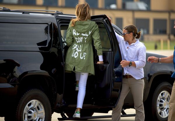 Мелания Трамп прибывает на базу ВВС Andrews, штат Мэриленд, в куртке Zara с надписью: «Мне правда все равно, а вам?» - Sputnik Lietuva