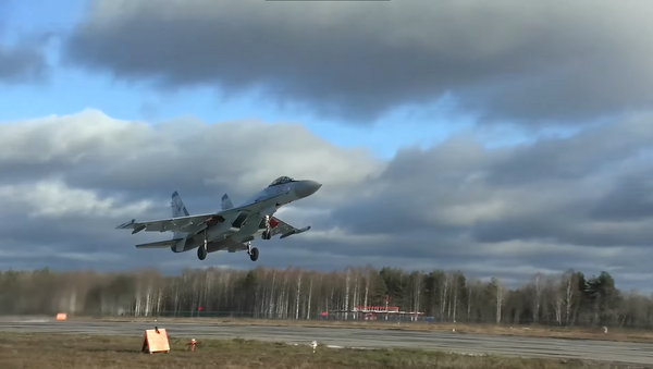 Минобороны РФ показало на видео воздушный бой на истребителях Су-35С - Sputnik Литва