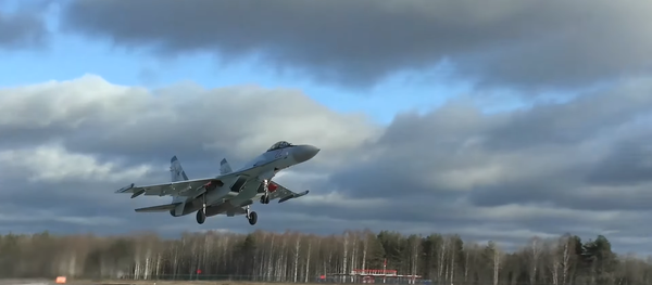 Минобороны РФ показало на видео воздушный бой на истребителях Су-35С - Sputnik Литва