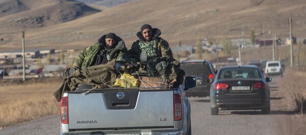 Военнослужащие на дороге в районе города Карвачар Военнослужащие на дороге в районе города Карвачар - Sputnik Lietuva