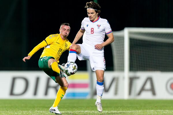 Литовцы продолжают побеждать на футбольных полях Литовцы продолжают побеждать на футбольных полях - Sputnik Литва