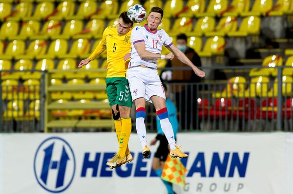 Литовцы продолжают побеждать на футбольных полях Литовцы продолжают побеждать на футбольных полях - Sputnik Литва