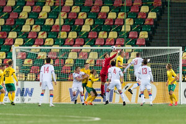 Литовцы продолжают побеждать на футбольных полях Литовцы продолжают побеждать на футбольных полях - Sputnik Литва