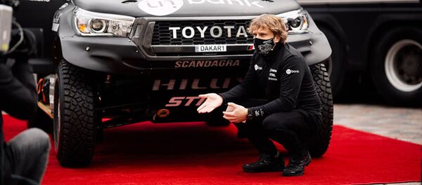 Пилот ралли Даккар Бенедиктас Ванагас у новой Тойота - Sputnik Литва