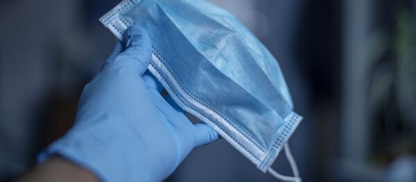 Рука в перчатке с медицинской маской - Sputnik Литва