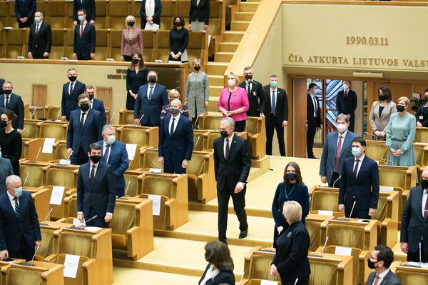 Su kaukėmis ir laikantis atstumo: prisiekė naujojo Lietuvos Seimo deputatai Su kaukėmis ir laikantis atstumo: prisiekė naujojo Lietuvos Seimo deputatai - Sputnik Lietuva