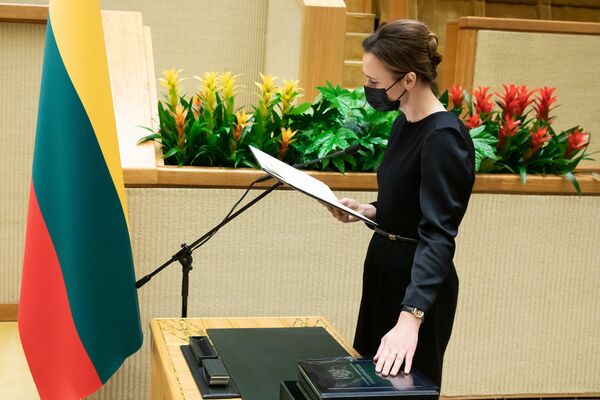 Su kaukėmis ir laikantis atstumo: prisiekė naujojo Lietuvos Seimo deputatai Su kaukėmis ir laikantis atstumo: prisiekė naujojo Lietuvos Seimo deputatai - Sputnik Lietuva