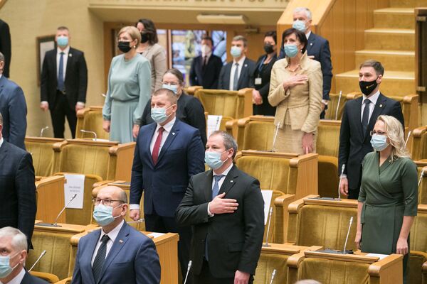 Su kaukėmis ir laikantis atstumo: prisiekė naujojo Lietuvos Seimo deputatai Su kaukėmis ir laikantis atstumo: prisiekė naujojo Lietuvos Seimo deputatai - Sputnik Lietuva