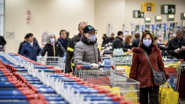Люди в медицинских масках в супермаркете - Sputnik Литва