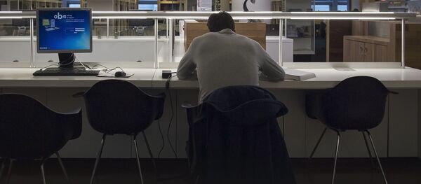 Мужчина в пустом офисе Мужчина в пустом офисе - Sputnik Литва