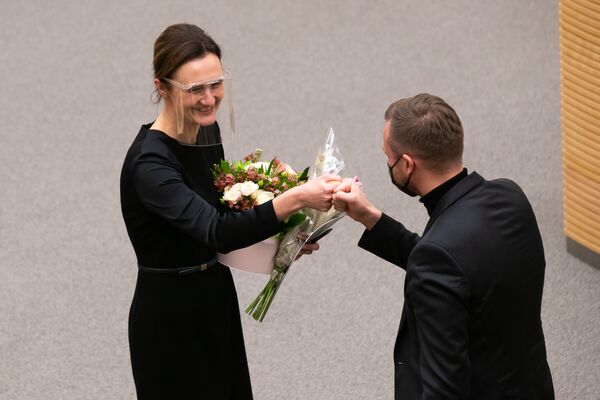 Žvelgiame ta pačia kryptimi: Nausėda džiaugiasi Čmilytei-Nielsen tapus Seimo vadove Žvelgiame ta pačia kryptimi: Nausėda džiaugiasi Čmilytei-Nielsen tapus Seimo vadove - Sputnik Lietuva