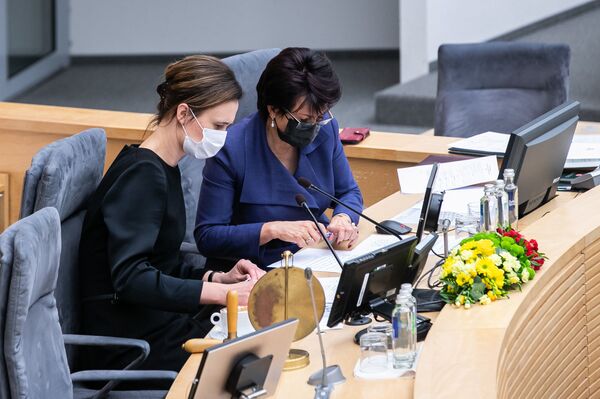 Žvelgiame ta pačia kryptimi: Nausėda džiaugiasi Čmilytei-Nielsen tapus Seimo vadove Žvelgiame ta pačia kryptimi: Nausėda džiaugiasi Čmilytei-Nielsen tapus Seimo vadove - Sputnik Lietuva