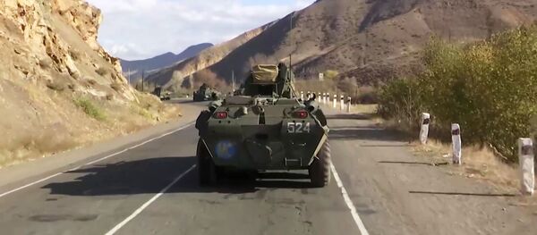 Движение колонны российских миротворцев по Карабаху в Степанакерт - Sputnik Литва