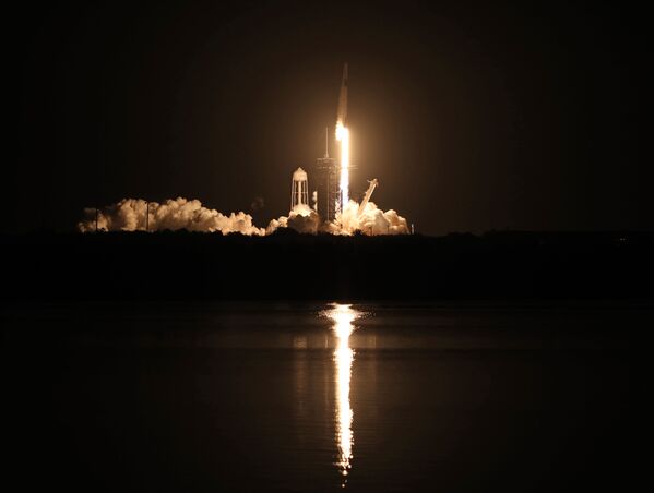 Ракета SpaceX Falcon 9 с кораблем Crew Dragon стартует в Космическом центре Кеннеди во Флориде  - Sputnik Lietuva
