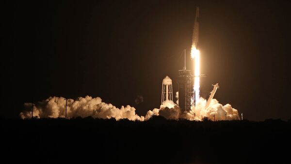 Ракета SpaceX Falcon 9 с кораблем Crew Dragon стартует в Космическом центре Кеннеди во Флориде  - Sputnik Литва