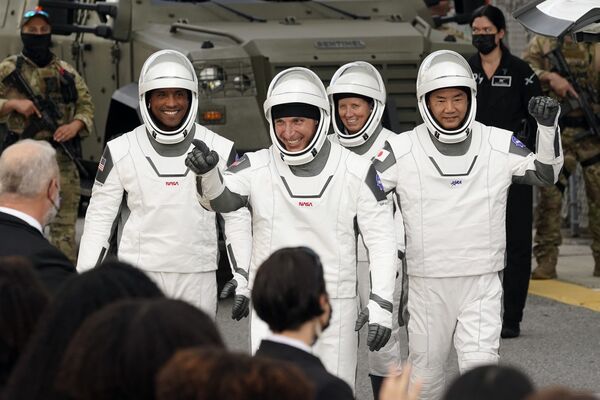 Астронавты (слева направо) Виктор Гловер, Майкл Хопкинс, Шеннон Уокер и Соичи Ногучи перед стартом ракеты SpaceX Falcon 9 - Sputnik Lietuva
