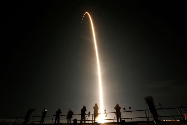 Люди наблюдают за стартом ракеты SpaceX Falcon 9 - Sputnik Lietuva