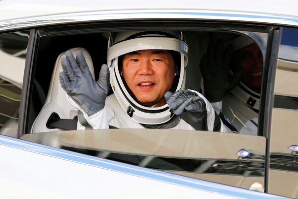 Японский астронавт и член экипажа Crew Dragon Соити Ногути перед запуском ракеты Falcon 9 - Sputnik Lietuva