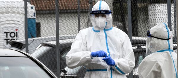 Медики в защитных костюмах Медики в защитных костюмах - Sputnik Lietuva