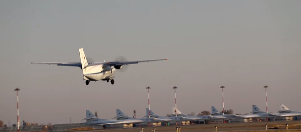 Минобороны РФ показало на видео прыжки с парашютом из самолета Л-410 - Sputnik Литва