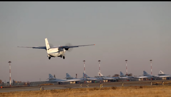 Минобороны РФ показало на видео прыжки с парашютом из самолета Л-410 - Sputnik Литва