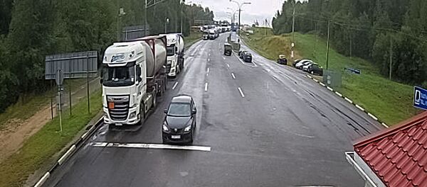 Очередь из грузовиков в пункте пропуска Каменный Лог, 27 августа 2020 года - Sputnik Lietuva