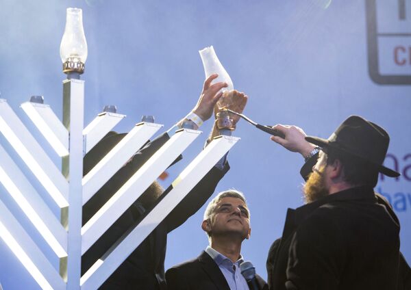 Зажигание меноры по случаю Хануки - Sputnik Литва