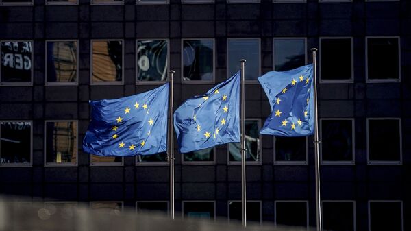 Флаги ЕС у здания Еврокомисии в Брюсселе - Sputnik Lietuva