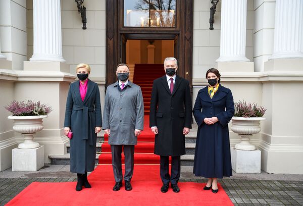 Президент Литвы поддержал польских женщин на встрече с Дудой Президент Литвы поддержал польских женщин на встрече с Дудой - Sputnik Литва