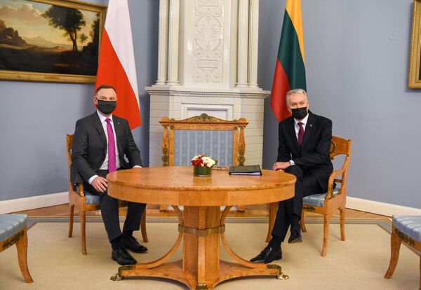 Президент Литвы поддержал польских женщин на встрече с Дудой Президент Литвы поддержал польских женщин на встрече с Дудой - Sputnik Литва
