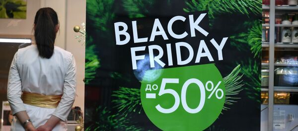 Рекламный баннер в витрине магазина на черную пятницу - Sputnik Литва