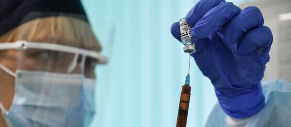 Медсестра держит шприц перед вакцинацией от коронавируса пациента - Sputnik Литва