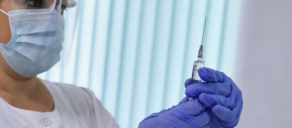 Медсестра держит шприц перед вакцинацией от коронавируса пациента Медсестра держит шприц перед вакцинацией от коронавируса пациента - Sputnik Lietuva