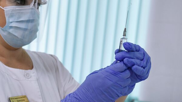 Медсестра держит шприц перед вакцинацией от коронавируса пациента - Sputnik Lietuva