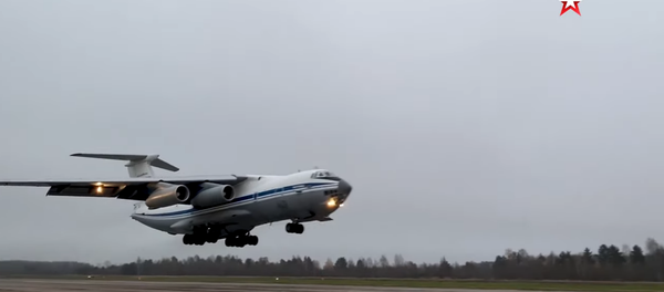 Без земных ориентиров: полет Ил-76 при метеоминимуме показали на видео Без земных ориентиров: полет Ил-76 при метеоминимуме показали на видео - Sputnik Lietuva