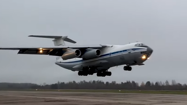 Без земных ориентиров: полет Ил-76 при метеоминимуме показали на видео - Sputnik Lietuva