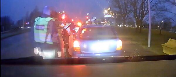 Nufilmuotas asmens, įtariamo vagystėmis iš kioskų, sulaikymas - Sputnik Lietuva