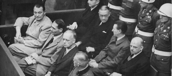 Герман Геринг, адмирал Карл Дениц, адмирал Эрик Редер, Рудольф Гесс, Бальдур фон Ширах и Иоахим фон Риббентроп на скамье подсудимых во время Нюрнбергского процесса Герман Геринг, адмирал Карл Дениц, адмирал Эрик Редер, Рудольф Гесс, Бальдур фон Ширах и Иоахим фон Риббентроп на скамье подсудимых во время Нюрнбергского процесса - Sputnik Lietuva