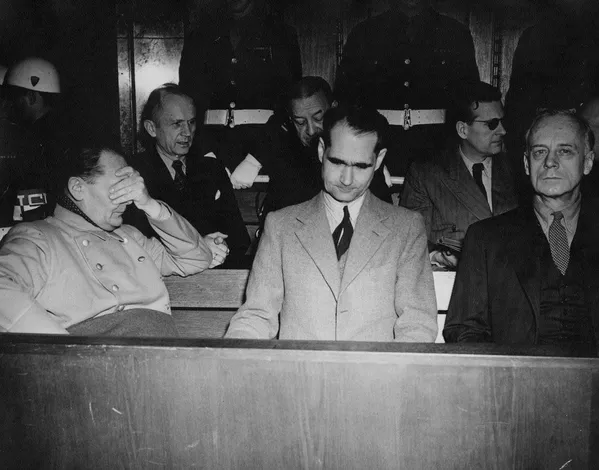 Герман Геринг, адмирал Карл Дениц, адмирал Эрик Редер, Рудольф Гесс, Бальдур фон Ширах и Иоахим фон Риббентроп на скамье подсудимых во время Нюрнбергского процесса Герман Геринг, адмирал Карл Дениц, адмирал Эрик Редер, Рудольф Гесс, Бальдур фон Ширах и Иоахим фон Риббентроп на скамье подсудимых во время Нюрнбергского процесса - Sputnik Lietuva