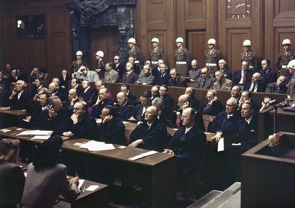 Обвиняемые слушают часть приговора во Дворце правосудия во время Нюрнбергского процесса - Sputnik Lietuva