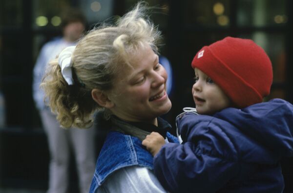 Женщина с ребенком - Sputnik Литва