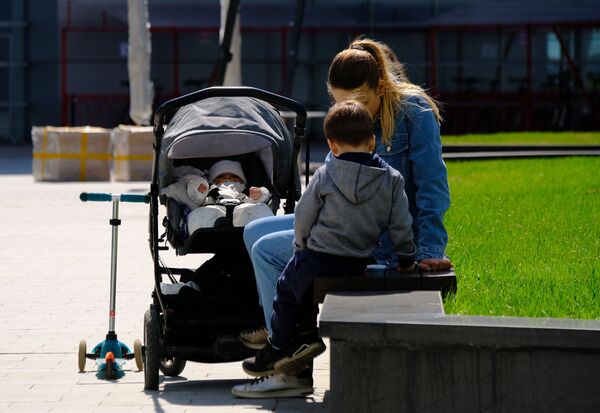 Женщина с детьми - Sputnik Литва