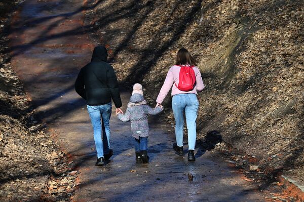 Семья гуляет в парке - Sputnik Литва